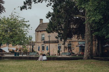 Bourton-on-the-Water, Gloucestershire, İngiltere, 10 Temmuz 2020: Kingsbridge Inn 'de kadınlar dinleniyor ve İngiltere' nin Cotswolds kırsalındaki ünlü bir köy olan Bourton-on-the-Water 'da Windrush Nehri boyunca bir bar var..