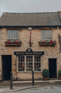 Stow-on-the-Wold, İngiltere - 10 Temmuz 2020: Cotswolds, İngiltere 'de Roman Fosse Yolu üzerine inşa edilen bir pazar kasabası olan Stow-on-the-Wold' daki Durham House Antiques cephesi.