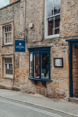 Stow-on-the-Wold, İngiltere - 10 Temmuz 2020: Cotswolds, İngiltere 'de Roman Fosse Yolu üzerine inşa edilmiş bir pazar kasabası olan Stow-on-the-Wold' daki New England kahve evinin imzası ve dış kısmı.