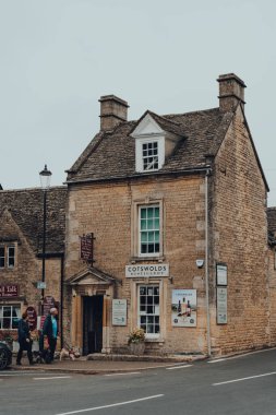 Bourton-on-the-Water, İngiltere - 10 Temmuz 2020: Bourton-the-Water 'daki Cotswolds Fabrikası, İngiltere' nin Cotswolds kırsalındaki ünlü bir köy,.