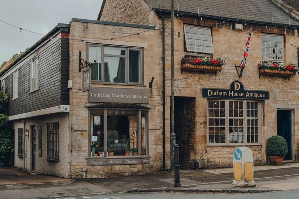 Stow-on-the-Wold, İngiltere - 10 Temmuz 2020: Cotswolds, İngiltere 'de bir pazar kasabası olan Stow-on-the-Wold caddesindeki bağımsız dükkanların sırası Roman Fosse Yolu üzerine inşa edilmektedir..