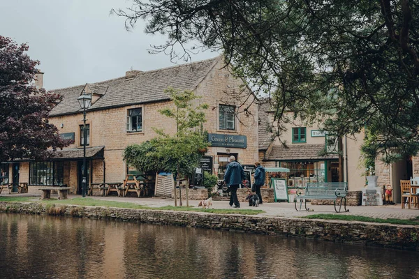 Bourton Water Reino Unido Julio 2020 Personas Paseando Por Cafés — Foto de Stock