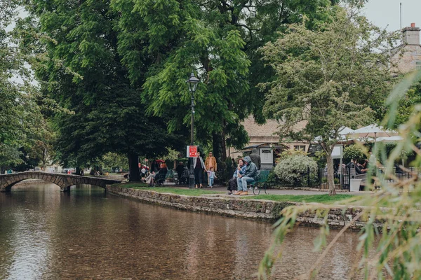 Bourton Water July 2020 People Relaxing River Windrush Bourton Water — Stock Photo, Image