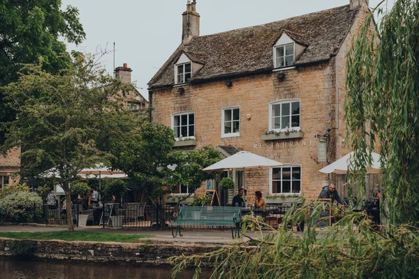 Bourton Water July 2020 People Outdoor Tables Rose Tree Restaurant — Stock Photo, Image
