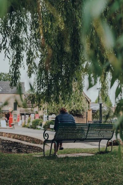 Bourton Water Велика Британія Липня 2020 Огляд Жінки Лавці Під — стокове фото