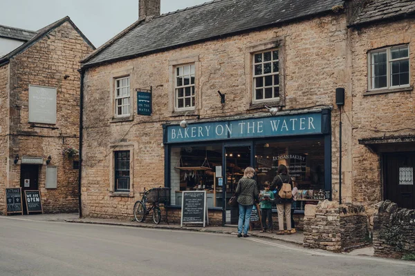 Bourton Water Juli 2020 Mensen Die Producten Bekijken Een Etalage — Stockfoto