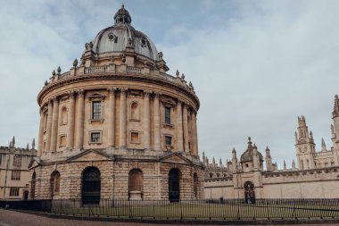 Oxford, İngiltere 'deki Radcliffe Kamera Kütüphanesi' nin düşük açılı görüntüsü..
