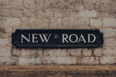 Oxford, İngiltere 'de New Road' da bir binanın duvarında metal sokak ismi yazıyor..