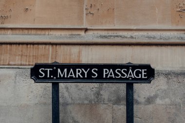 Oxford, İngiltere 'de St. Marys Geçidi' ndeki metal sokak ismiyle karşı karşıya..