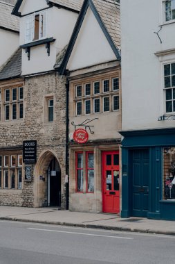 Oxford, İngiltere - 4 Ağustos 2020: İngiltere 'de, 12. yüzyılda kurulan prestijli üniversitesi ile ünlü bir şehir olan Oxford' da kapalı bir Alices Shop 'un dışı. Seçici odak.