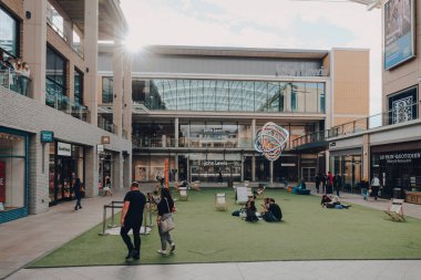 Oxford, İngiltere - 4 Ağustos 2020: Oxford şehir merkezindeki büyük bir alışveriş merkezi olan Westgate Centre 'ın avlusunda yürüyen ve dinlenen insanlar.