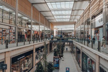 Oxford, İngiltere - 4 Ağustos 2020: İngiltere 'nin Oxford kentindeki büyük ve tipik bir alışveriş merkezi olan Westgate Center' da yürüyen çok az kişi var.