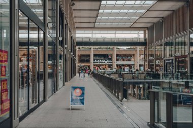Oxford, İngiltere - 4 Ağustos 2020: Oxford şehir merkezindeki büyük ve tipik olarak yoğun bir alışveriş merkezi olan Westgate Centre 'ın içindeki sosyal uzaklık işareti.