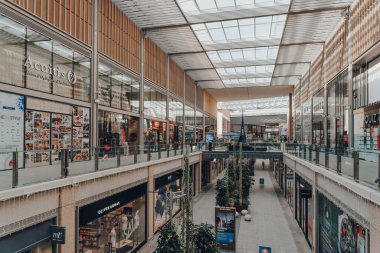 Oxford, İngiltere - 4 Ağustos 2020: İngiltere 'nin Oxford kentindeki büyük ve tipik bir alışveriş merkezi olan Westgate Center' da yürüyen çok az kişi var.