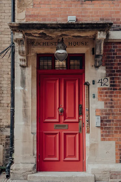 Oxford Storbritannien Augusti 2020 Röd Ytterdörr Till Ett Traditionellt Englsih — Stockfoto