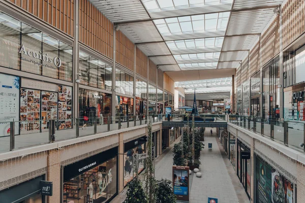 Oxford, İngiltere - 4 Ağustos 2020: İngiltere 'nin Oxford kentindeki büyük ve tipik bir alışveriş merkezi olan Westgate Center' da yürüyen çok az kişi var.