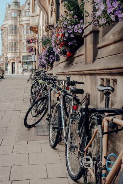 Oxford Reino Unido Agosto 2020 Row Bike Estacionado Contra Prédio — Fotografia de Stock