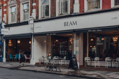 Londra, İngiltere - 20 Ağustos 2020: Crouch End 'deki Beam Kafe cephesi, geleneksel olarak yaratıcı ve ailelerin tercih ettiği bir alan.