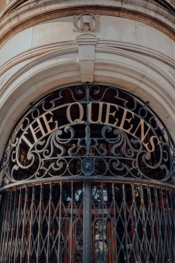 Londra, İngiltere - 20 Ağustos 2020: The Queens 'in girişinde isim, Crouch End' in köşesindeki bar, geleneksel olarak yaratıcı ve ailelerin tercih ettiği bir bölge..