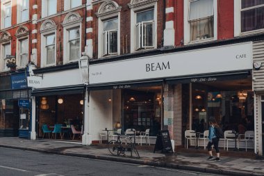 Londra, İngiltere - 20 Ağustos 2020: Crouch End 'deki Beam Kafe Cephesi, Kuzey Londra' da geleneksel olarak yaratıcı ve ailelerin tercih ettiği bir alan..