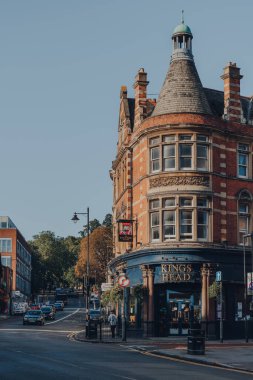 Londra, İngiltere - 20 Ağustos 2020: Crouch End 'in köşesindeki The Kings Head' in görüntüsü, Kuzey Londra 'da geleneksel olarak yaratıcı ve ailelerin tercih ettiği bir bölge..