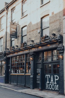 Londra, İngiltere - 20 Ağustos 2020: Crouch End 'deki kapalı bir Haringey Arms barının dışı, geleneksel olarak yaratıcı ve ailelerin tercih ettiği bir bölge..