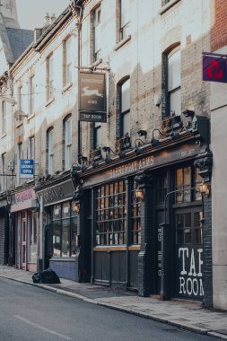 Londra, İngiltere - 20 Ağustos 2020: Crouch End 'deki kapalı bir Haringey Arms barının dışı, geleneksel olarak yaratıcı ve ailelerin tercih ettiği bir bölge..