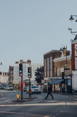 Londra, İngiltere - 20 Ağustos 2020: Crouch End 'de Broadway' den geçen adam, geleneksel olarak yaratıcı ve ailelerin tercih ettiği bir bölge, bir yaz günü, hareket bulanıklığı.