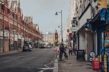Londra, İngiltere - 20 Ağustos 2020: Crouch End 'de insanlar, geleneksel olarak yaratıcı ve ailelerin tercih ettiği bir bölge..