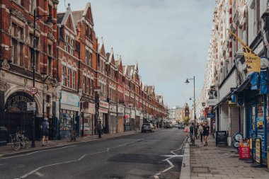 Londra, İngiltere - 20 Ağustos 2020: Crouch End 'de bir sokaktaki insanlar, geleneksel olarak yaratıcı ve ailelerin tercih ettiği bir bölge, bir yaz günü.