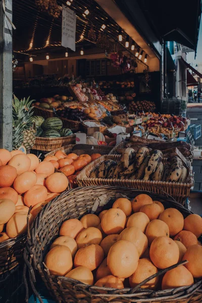 ロンドン 2020年8月20日 外で販売されている果物や野菜の多様性すべての緑の店は 伝統的に創造者や家族によって好まれている北ロンドンのエリア クラッチエンドにあります — ストック写真