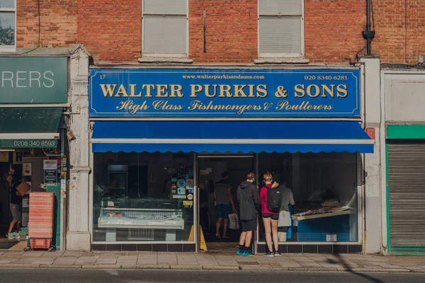 London August 2020 People Socially Distancing Queue Walter Purkis Sons — Stock Photo, Image