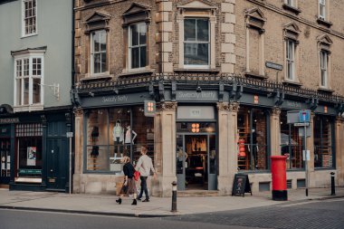 Oxford, Birleşik Krallık - 4 Ağustos 2020: İngiltere 'nin prestijli üniversitesi ile ünlü Oxford şehrindeki Sweaty Betty mağazasının dışı, 12. yüzyılda kuruldu. İnsanlar geçip gidiyor..