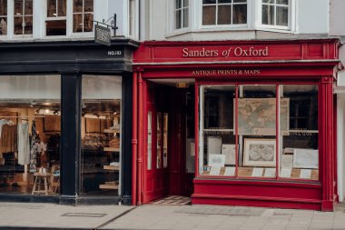Oxford, İngiltere - 4 Ağustos 2020: Oxford Harita ve Antika Dükkanı 'nın dışı, İngiltere' de prestijli üniversitesi ile ünlü bir şehir..