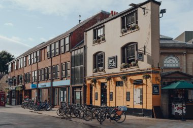 Oxford, İngiltere - 4 Ağustos 2020: Oxford, İngiltere 'de bir caddeye park edilmiş bisiklet sıraları. Bisiklet şehirde dolaşmanın popüler bir yoludur..