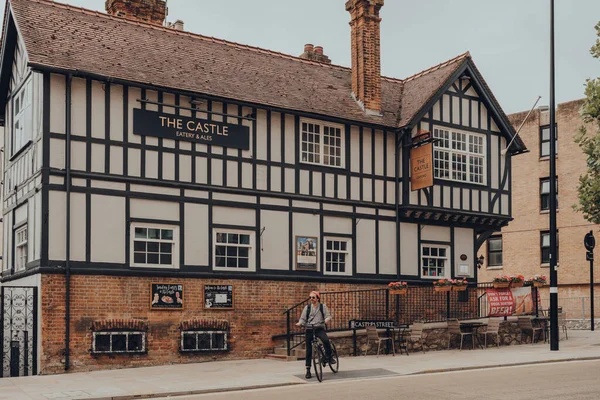 Oxford Reino Unido Agosto 2020 Hombre Bicicleta Frente Pub Castle — Foto de Stock