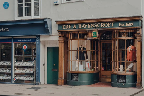 英国牛津 2020年8月4日 位于牛津 Oxford 的Ede Ravenscroft商店 Ede Ravenscroft Shop 是英国著名的大学 — 图库照片