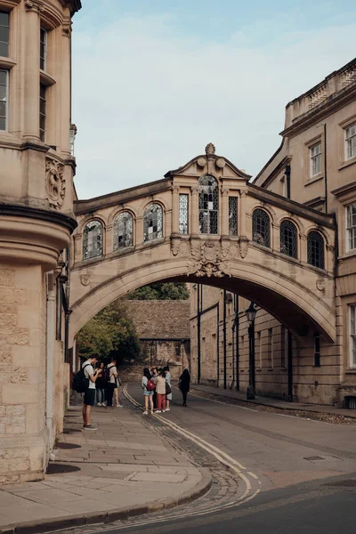 Oxford Großbritannien August 2020 Touristengruppe Der Seufzerbrücke Einem Skyway Der — Stockfoto