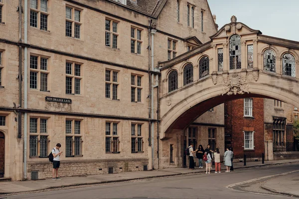 Oxford Storbritannien Augusti 2020 Grupp Turister Vid Bron Över Suckar — Stockfoto