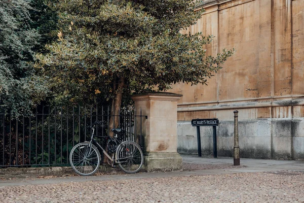 Oxford Wielka Brytania Sierpnia 2020 Rower Zaparkowany Przy Metalowym Ogrodzeniu — Zdjęcie stockowe