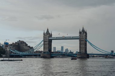 Londra, İngiltere - 24 Ağustos 2020: Sık sık kasvetli bir bulutlu bir günde Londra Köprüsü ile karıştırılan ünlü bir turizm merkezi olan Tower Bridge 'in görüntüsü.