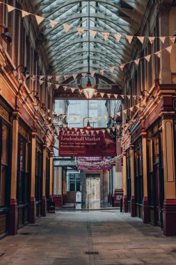 Londra, İngiltere - 24 Ağustos 2020: Londra 'da 19. yüzyılda inşa edilen Leadenhall Market' in atari salonunda Bunting, dekor ve hoşgeldin pankartı.