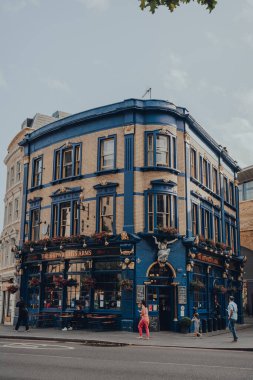 Londra, İngiltere - 25 Ağustos 2020: Shipwrights Arms, 19. yüzyılın ortalarında Londra Köprüsü 'nde kurulan geleneksel bir İngiliz barı..