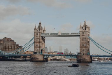 Londra, İngiltere - 25 Ağustos 2020: Tower Bridge 'de çift katlı kırmızı otobüs. Tower Bridge, Londra Köprüsü ile karıştırılan ünlü bir turistik yerdir. Nehrin yukarısındaki köprü..