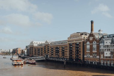 Londra, İngiltere - 25 Ağustos 2020: Londra, İngiltere 'de Thames Nehri' nin güney kıyısındaki Shad Thames 'de bulunan tarihi bir İngiliz binası Butlers Wharf' ın görüntüsü.