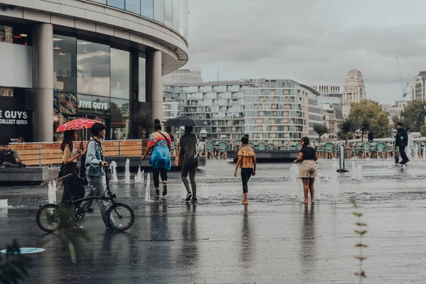 Londres Reino Unido Agosto 2020 Gente Pasa Por Delante Los — Foto de Stock