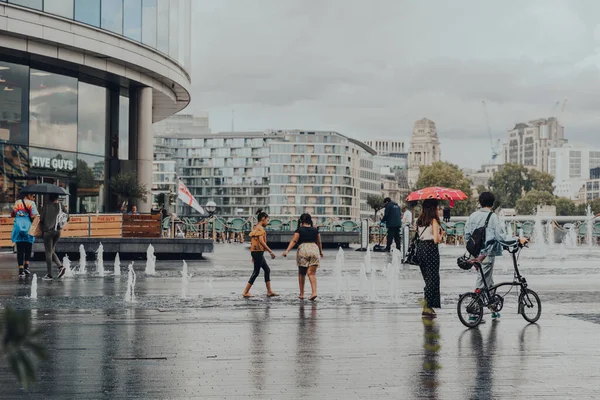 Лондон Велика Британія Серпня 2020 Року Люди Йдуть Повз Дітей — стокове фото