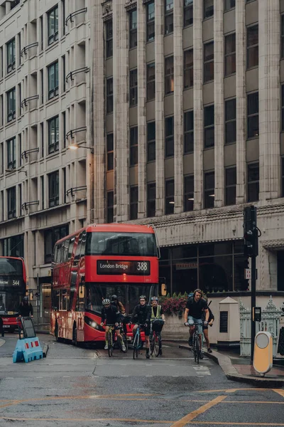 Лондон Великобритания Августа 2020 Года Велогонщики Красный Автобус Ждут Светофоре — стоковое фото