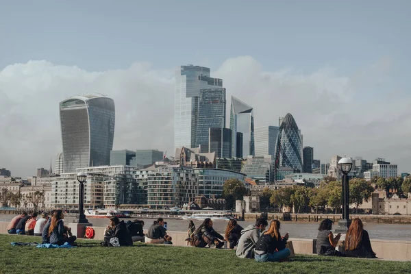London August 2020 People Sitting Socially Distanced South Bank River — Stock Photo, Image