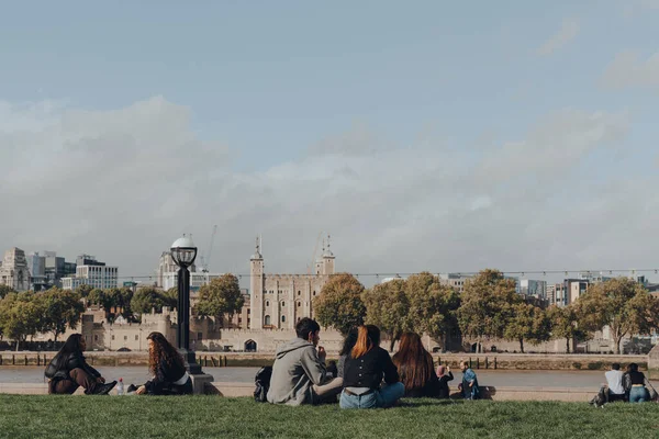 London August 2020 People Sitting Socially Distanced Bank River Thames — Stock Photo, Image